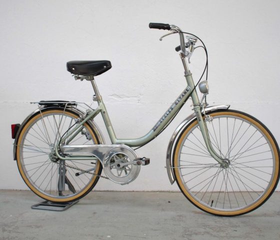 Bicyclette vert clair pour femme restaurée dans notre atelier de Rennes