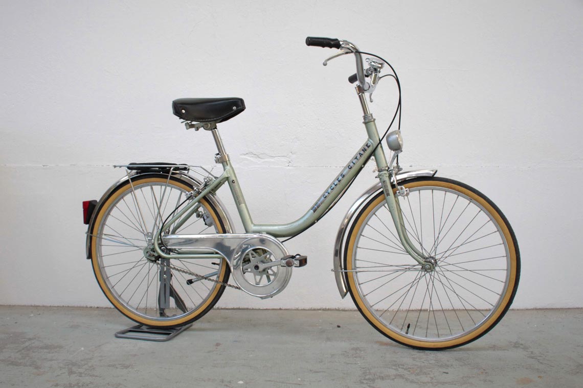 Bicyclette vert clair pour femme restaurée dans notre atelier de Rennes