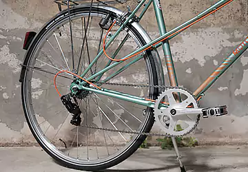 Vélo cadre acier. Roue 700 Vélox. 6 vitesses. Boîtier de pédalier Shimano axe carré.