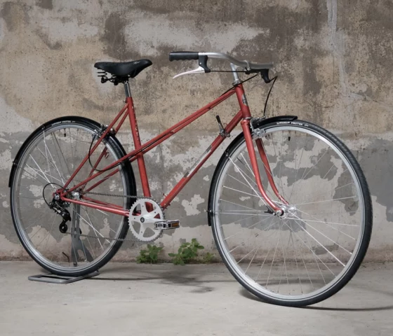 Bicyclette, Cadre acier. Roue 700 Vélox. 5 vitesses. Boîtier de pédalier Shimano axe carré.